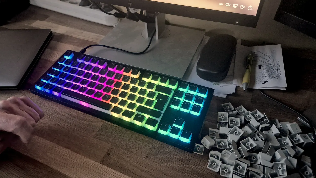 Keychron Q3 mit Pudding-Tastenkappen von Glorious Gaming auf dem Schreibtisch