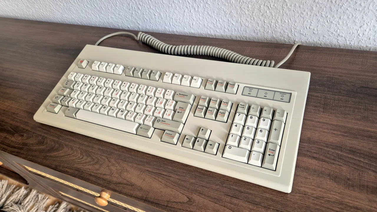 G80-1000 Retro-Tastatur mit neuen bilingualen Tastenkappen