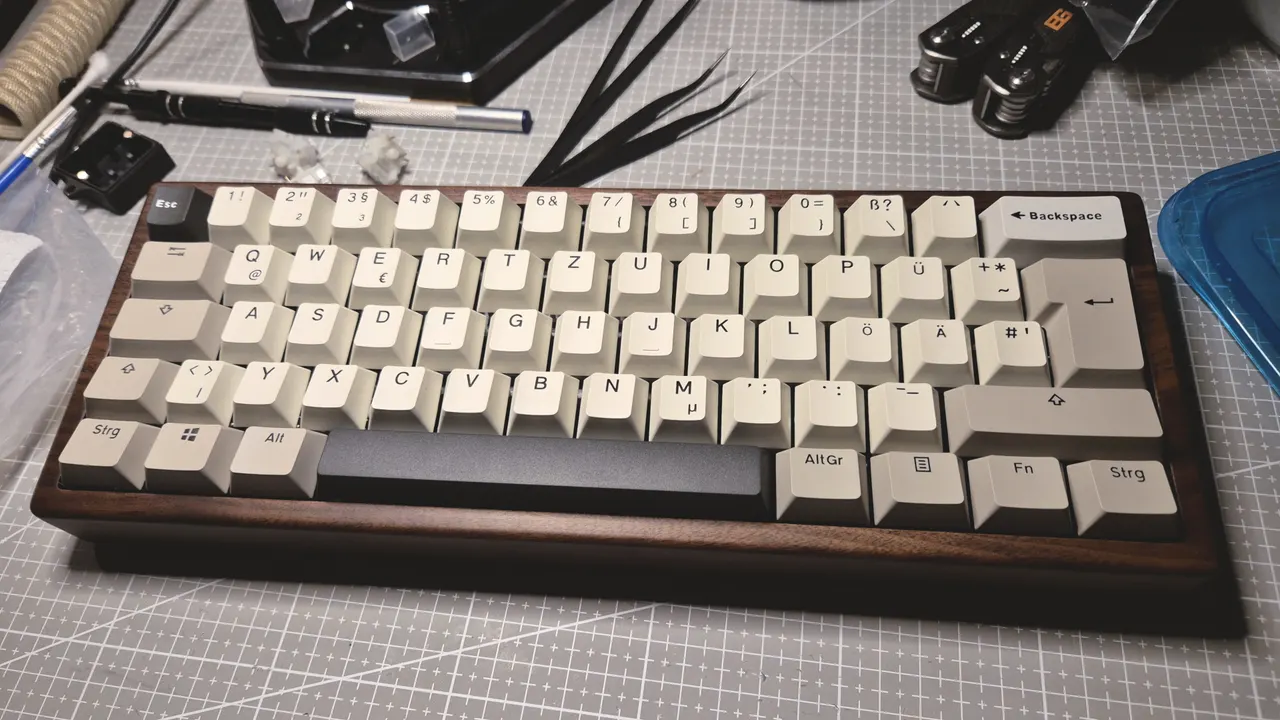 YMDK68 Holz-Tastatur auf der Werkbank
