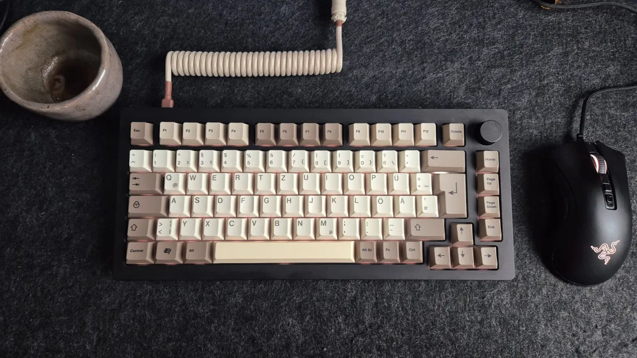 Monsgeek M1 mit beigen Cherry-Tastenkappen und Retro 101 von MaxGaming