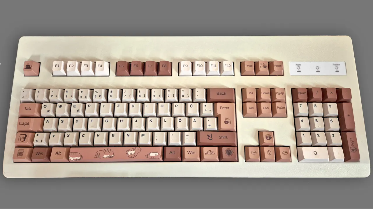 G80-3000 mit „Coffee Cat“-Tastenkappen, gemischt mit „Retro 101“ von MaxGaming