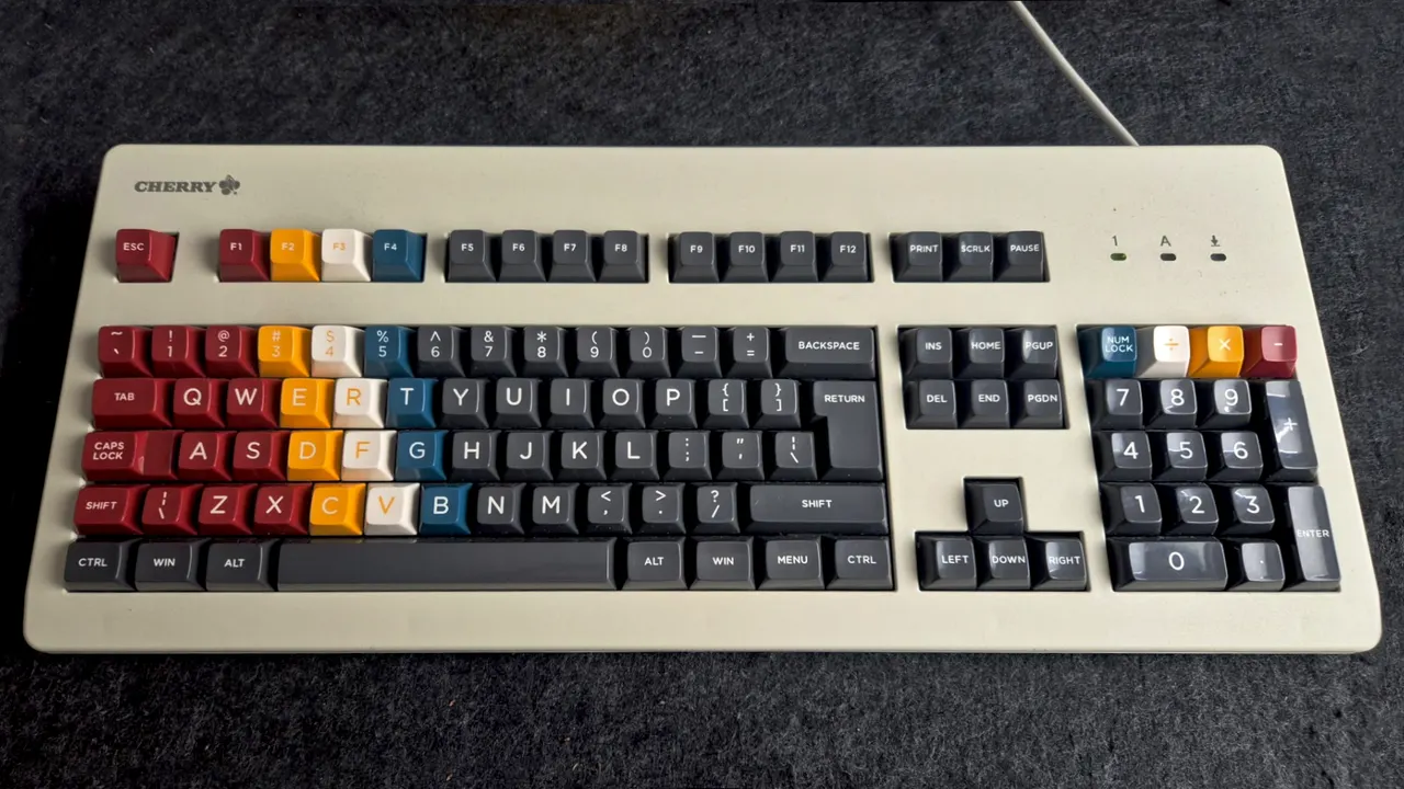 Cherry G80-3000 mit farbigen Tastenkappen als Retro-Fund