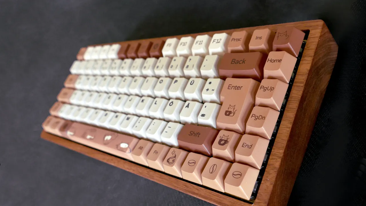 YMDK75 aus Nussbaum mit „Coffee Cat“-Tastenkappen von YMDK und „Retro 101“ von MaxGaming